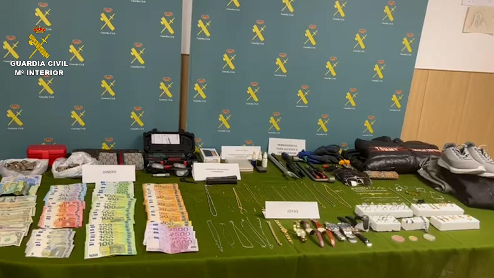 Efectos intervenidos al grupo criminal desarticulado por la Guardia Civil