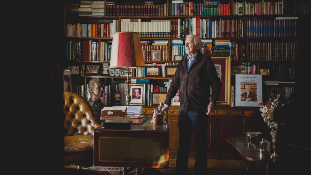 Sánchez de León en una de las bibliotecas de su casa.