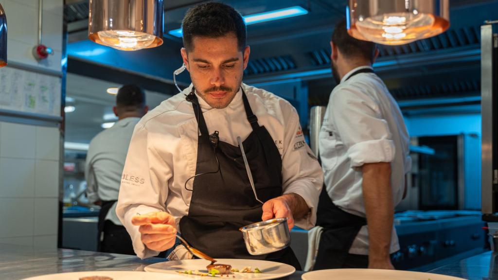 Paco Budía, en las cocinas de Etxeko