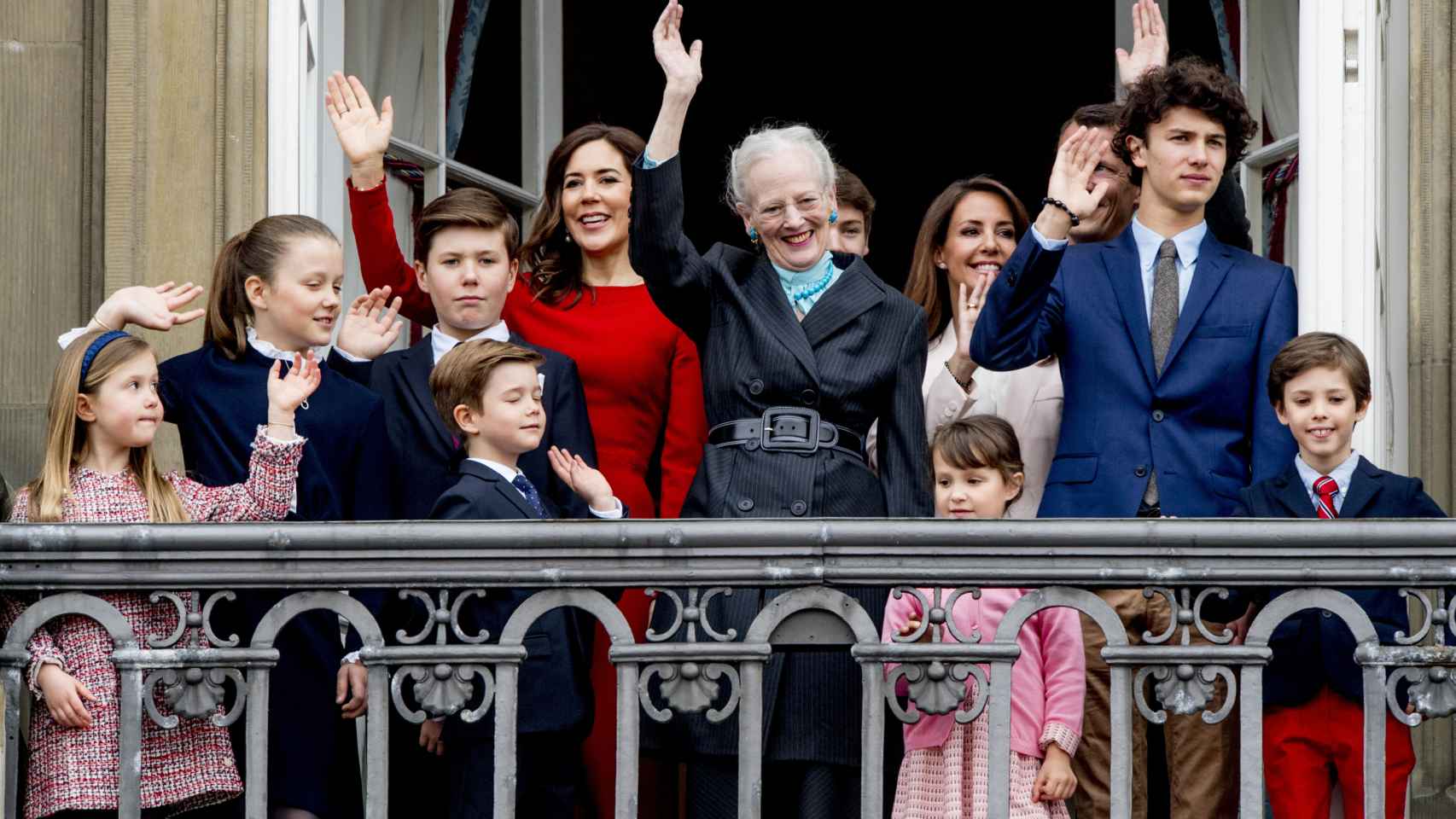 La reina Margarita junto a sus nietos, en una imagen de archivo.