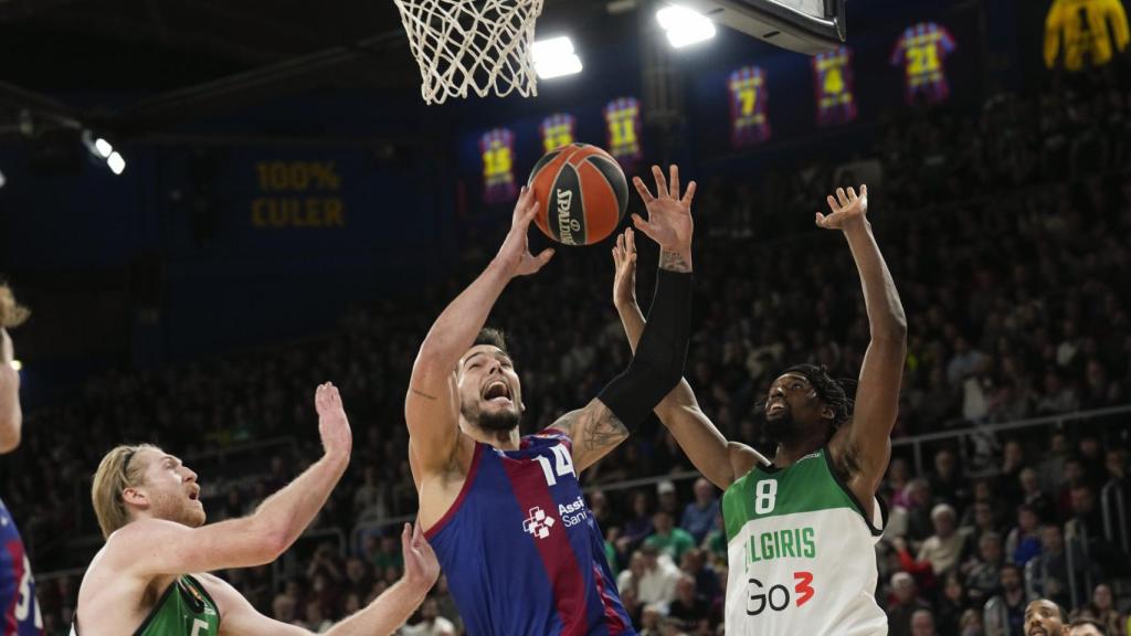 Willy Hernangómez trata de anotar una canasta.