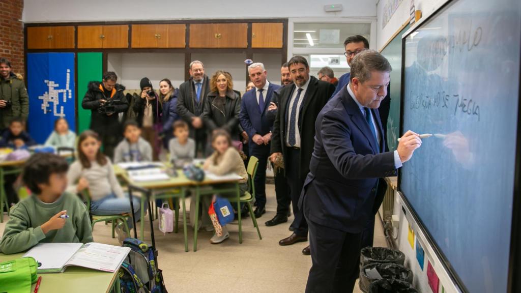 Emiliano García-Page, este viernes en un colegio de Marchamalo (Guadalajara).