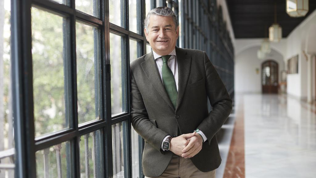 El consejero de la Presidencia, Interior, Diálogo Social y Simplificación Administrativa, Antonio Sanz, posa en el Parlamento andaluz.