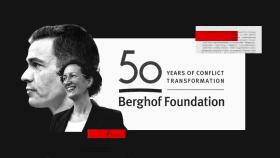 Pedro Sánchez, Marta Rovira y el logotipo de Berghof Foundation en un fotomontaje