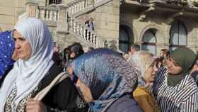 Mujeres musulmanas, en una plaza de Ripoll (Gerona), municipio gobernado por el partido xenófobo Aliança Catalana.
