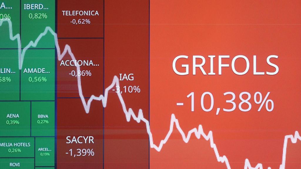 Un panel del Ibex 35, en el Palacio de la Bolsa muestra la cotización de Grifols.