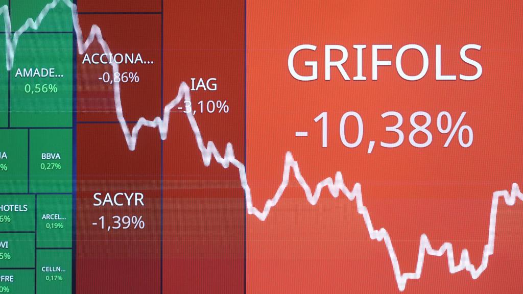 Un panel del Ibex 35, en el Palacio de la Bolsa muestra la cotización de Grifols.