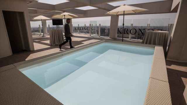 Una piscina durante la inauguración de la Torre Ikon de Kronos en la ciudad de Valencia