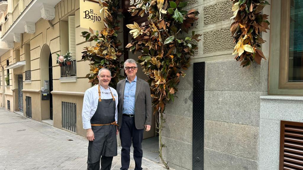 En la entrada de El Bajío el chef ejecutivo José Rivera y Raúl Ramírez Degollado, el hijo mayor de la famosa chef Titita Ramírez y uno de los actuales socios del restaurante.