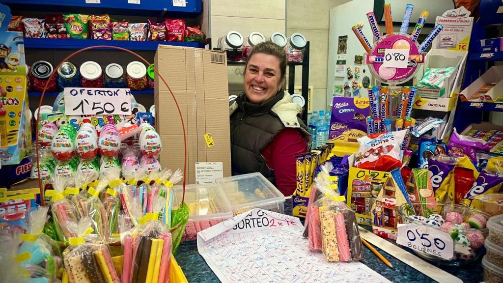 Maribel sujeta uno de los paquetes que llegan a su comercio a diario.