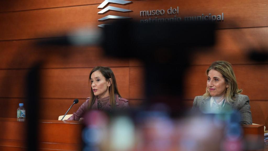 Elisa Pérez de Siles y María de la Paz Flores Delgado, en rueda de prensa, este viernes.