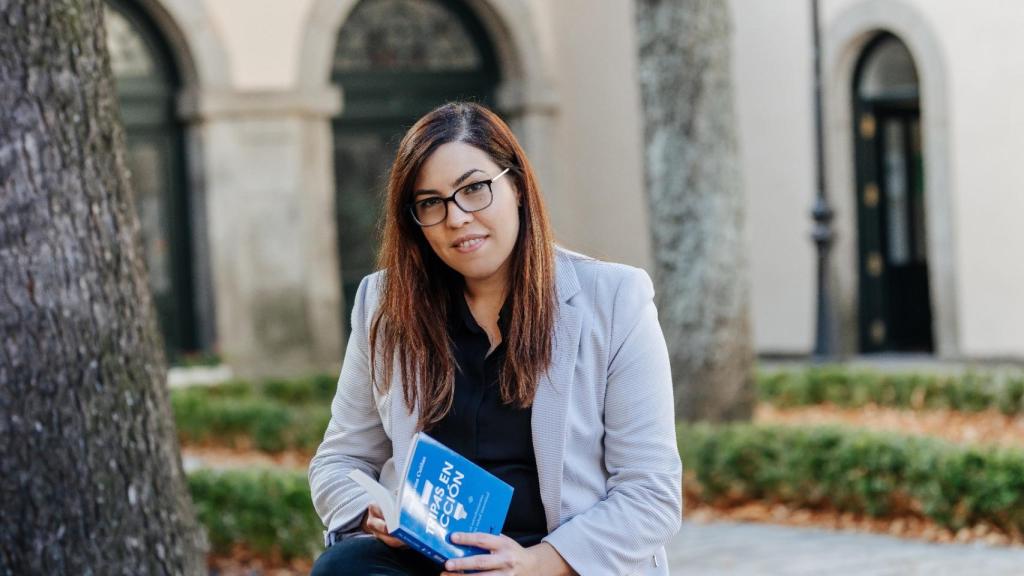 La autora posa con su libro.