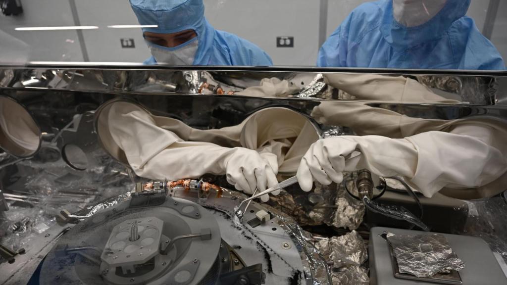 Científicos de la NASA tratando de abrir la cápsula