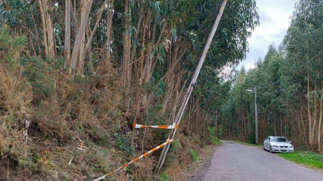 Poste en riesgo de caer.