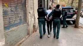 Los agentes de la Guardia Civil en el momento de la detención de uno de los miembros de la banda