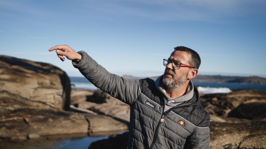 El percebeiro David Lema en la costa de Muxía donde permaneció durante días el Prestige