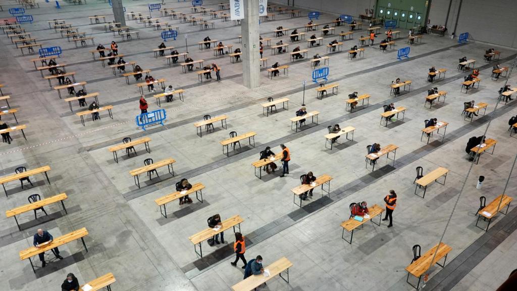 Cientos de personas participan en una oposición.