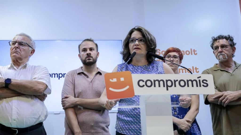 Ibáñez, segundo por la izquierda, acompaña a Oltra el día que presentó su dimisión en 2022.