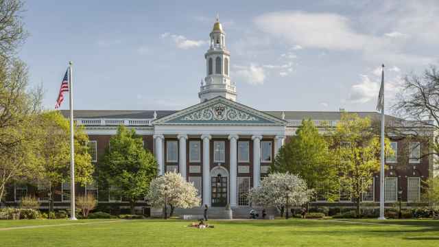 La Universidad de Harvard.