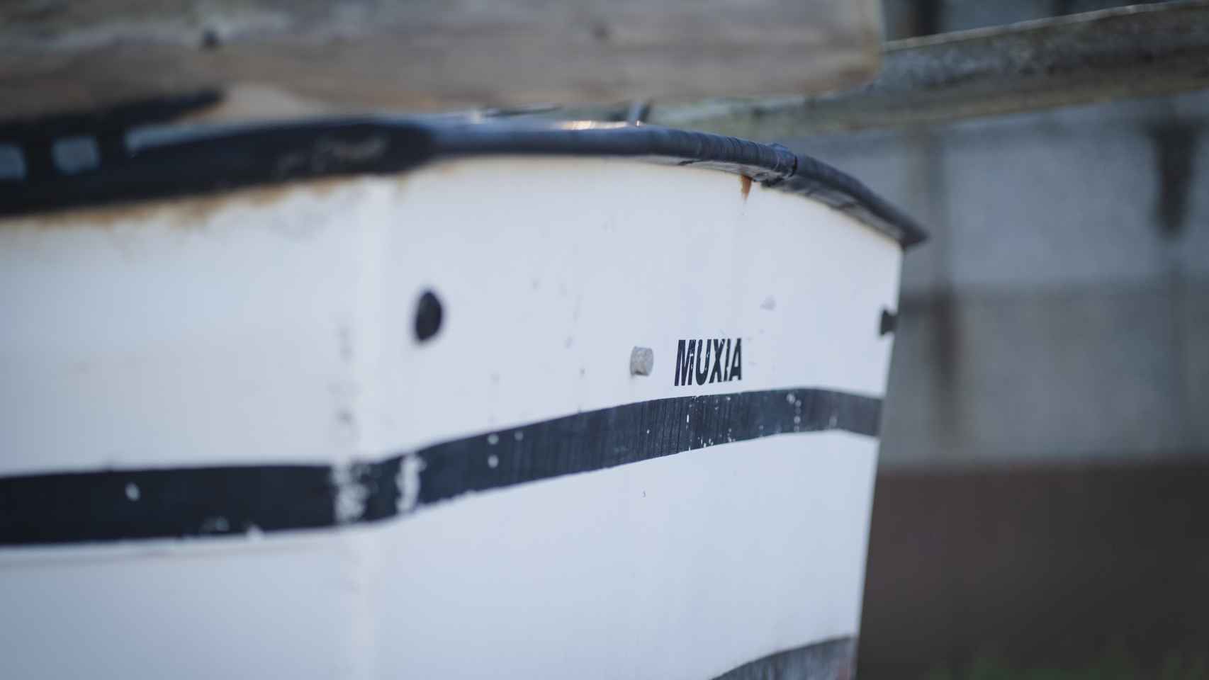 Una barca en el puerto de Muxía