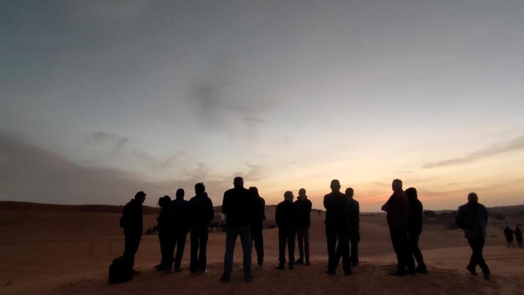 Miembros de la expedición en el desierto.