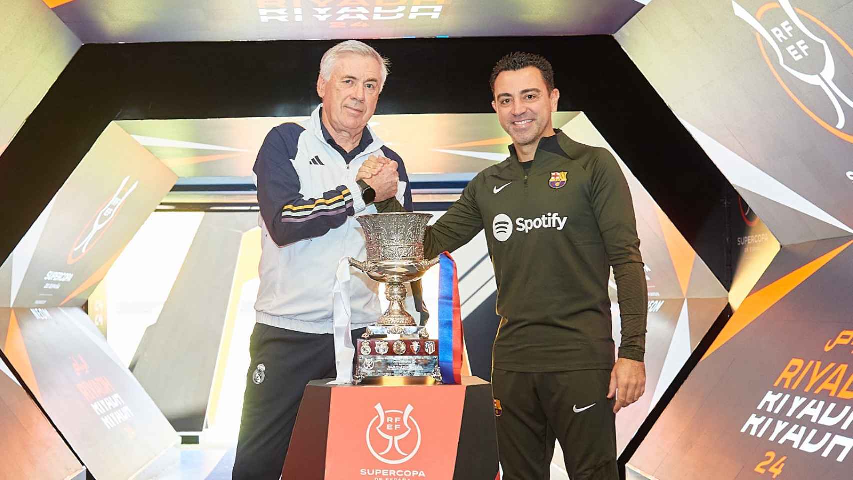 Ancelotti y Xavi posan con el trofeo de la Supercopa de España