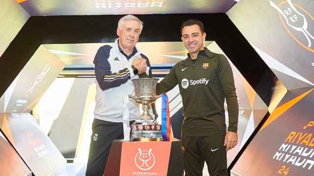 Ancelotti y Xavi posan con el trofeo de la Supercopa de España