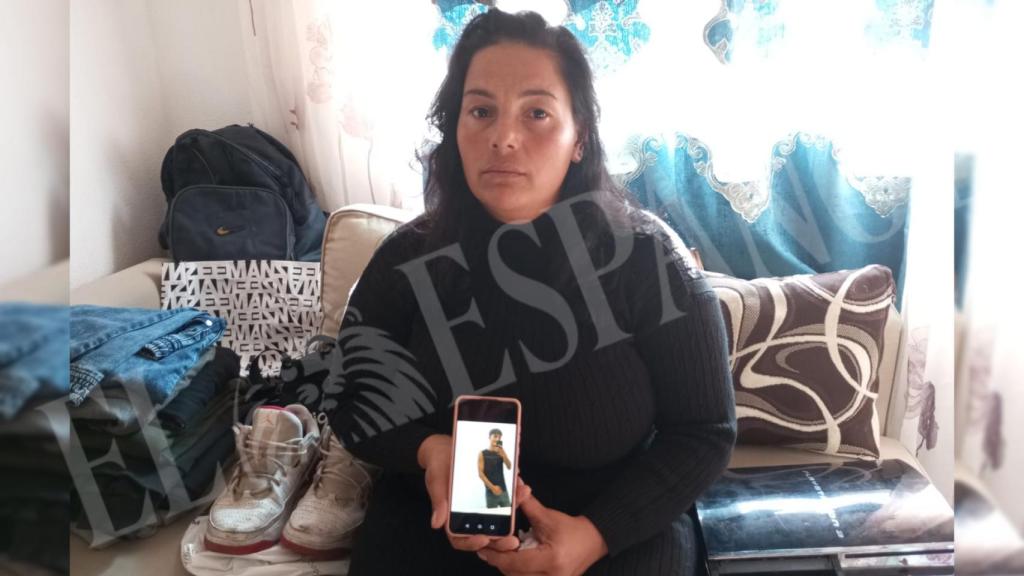 Miglena Petrova, este viernes, en el cuarto de su hijo Ivailo Petrov, de 16 años, desaparecido en el Mar Menor en un naufragio ocurrido la madrugada del Día de Reyes.