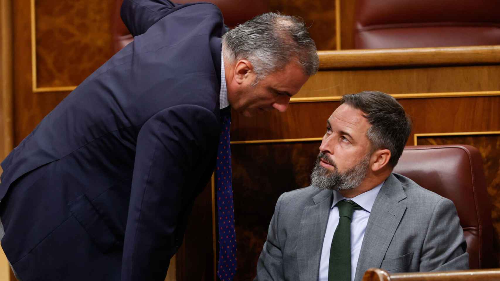 Santiago Abascal, líder de Vox, conversa con Javier Ortega Smith, portavoz del partido en el Ayuntamiento de Madrid, en octubre de 2022.