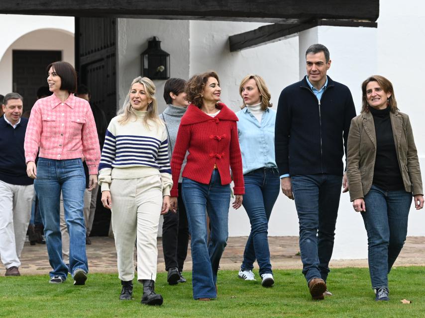 Pedro Sánchez con algunos de sus ministros en Quintos de Mora.