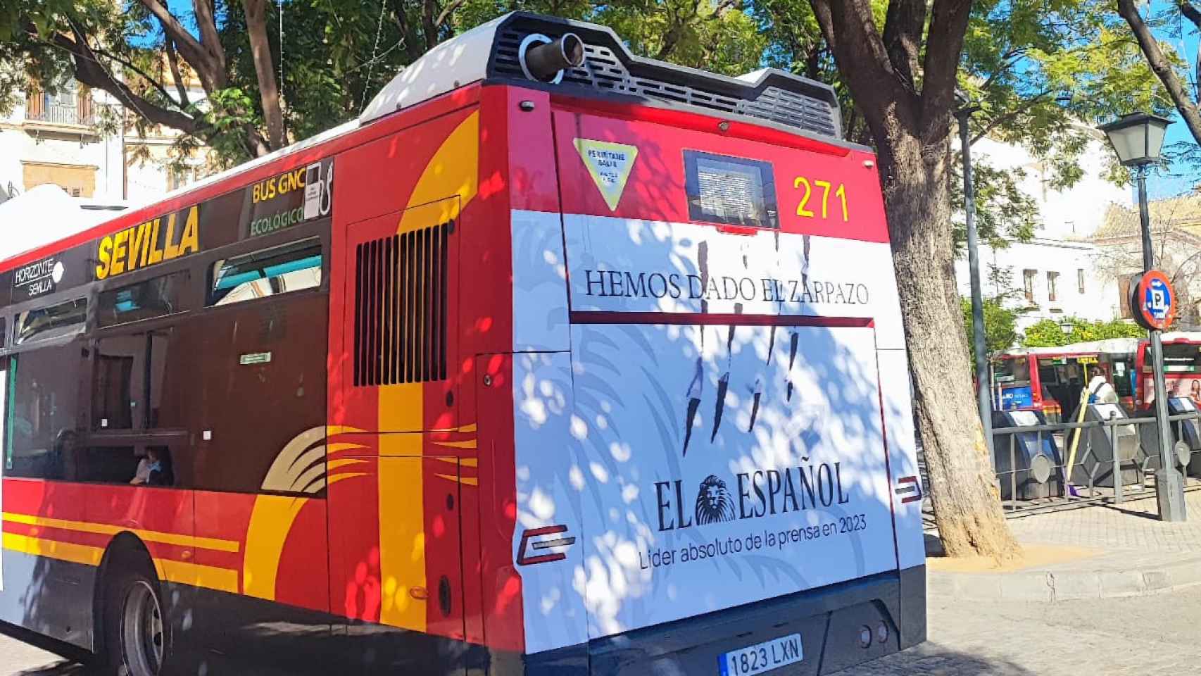 Un autobús de Tussam porta la campaña de El Español por las calles de Sevilla.