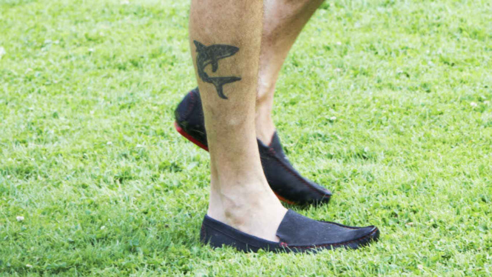 El tatuaje de Federico en la pantorrilla.