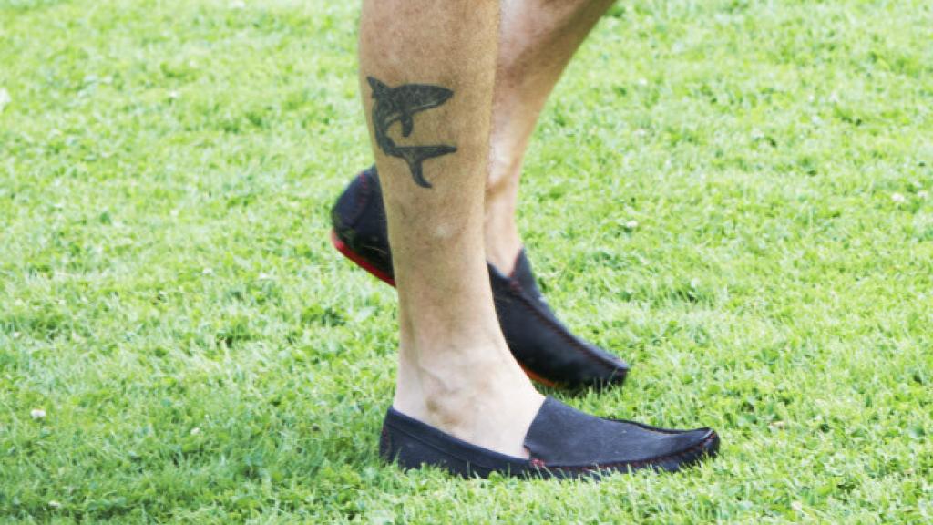 El tatuaje de Federico en la pantorrilla.
