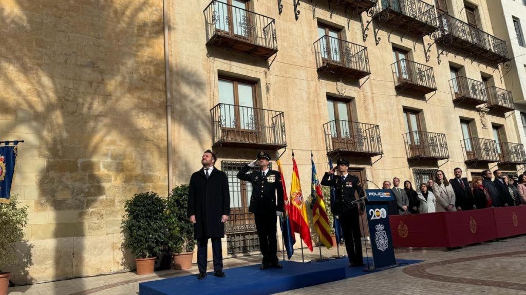 Izado de bandera en Elche.