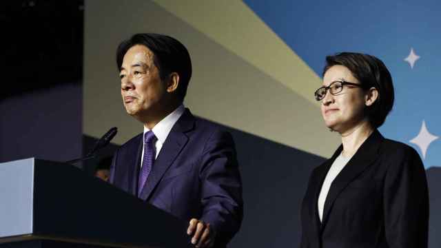 William Lai en su discurso tras vencer en las elecciones junto a su vicepresidenta Hsiao Bi-khim