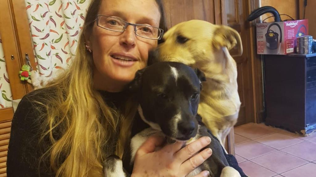 María del Carmen, con dos de sus perros, a los que adoraba.