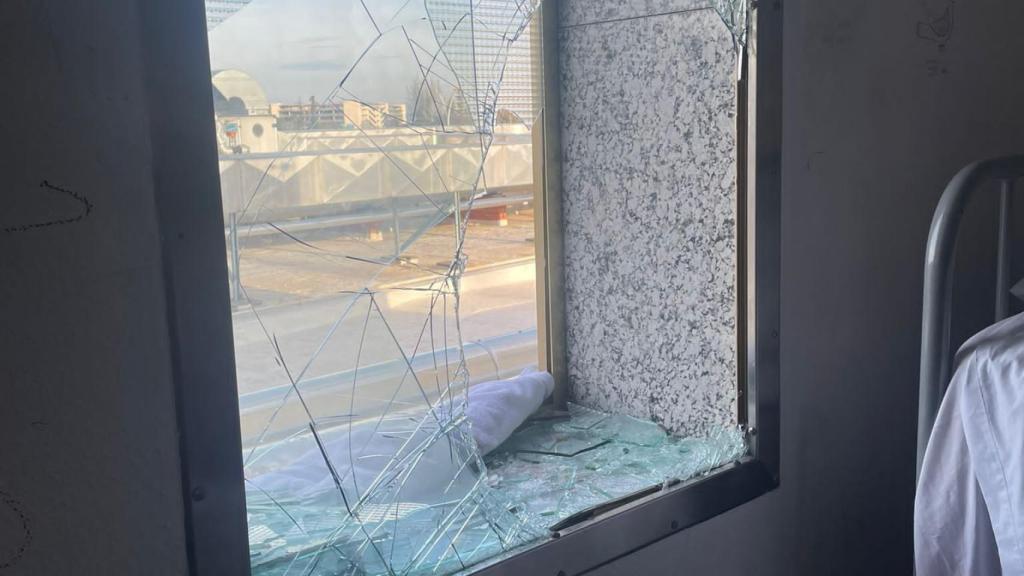 La ventana del aeropuerto por la que han escapado los inmigrantes.