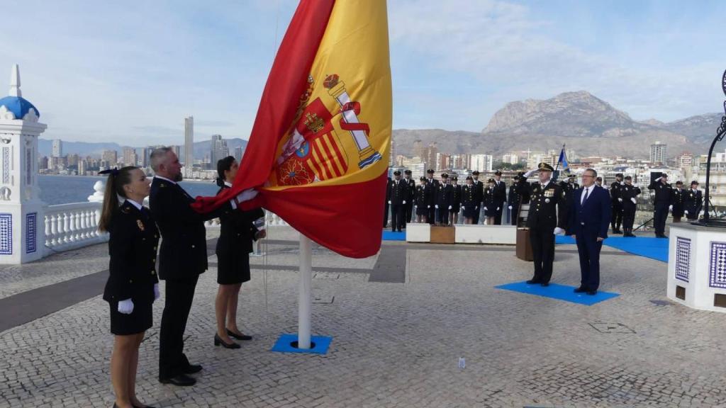Izado de bandera en Benidorm.