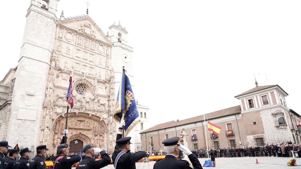 Acto de izado de la bandera con motivo del 200 aniversario del nacimiento de la Policía Nacional.