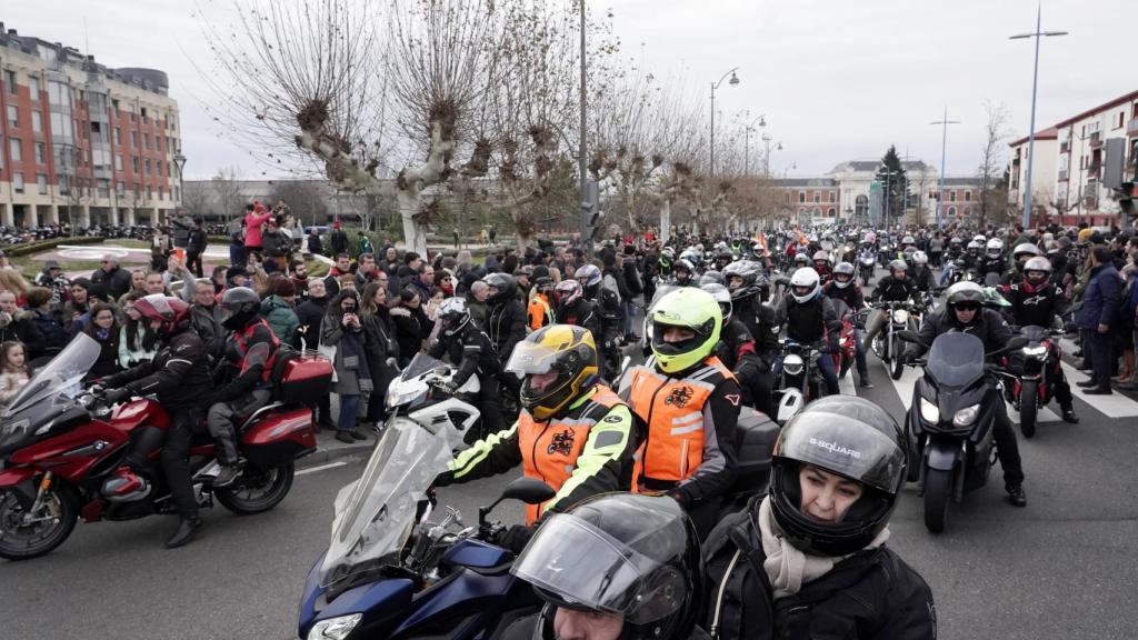 El desfile de banderas de Pingüinos, este sábado en Valladolid.