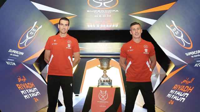 Juan Martínez Munuera y César Soto Grado posan con el trofeo de la Supercopa de España