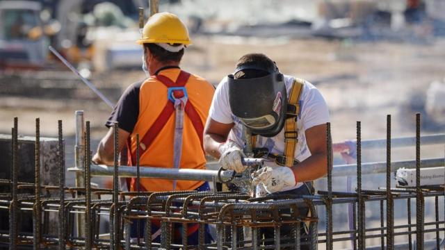 Imagen de archivo de dos trabajadores.