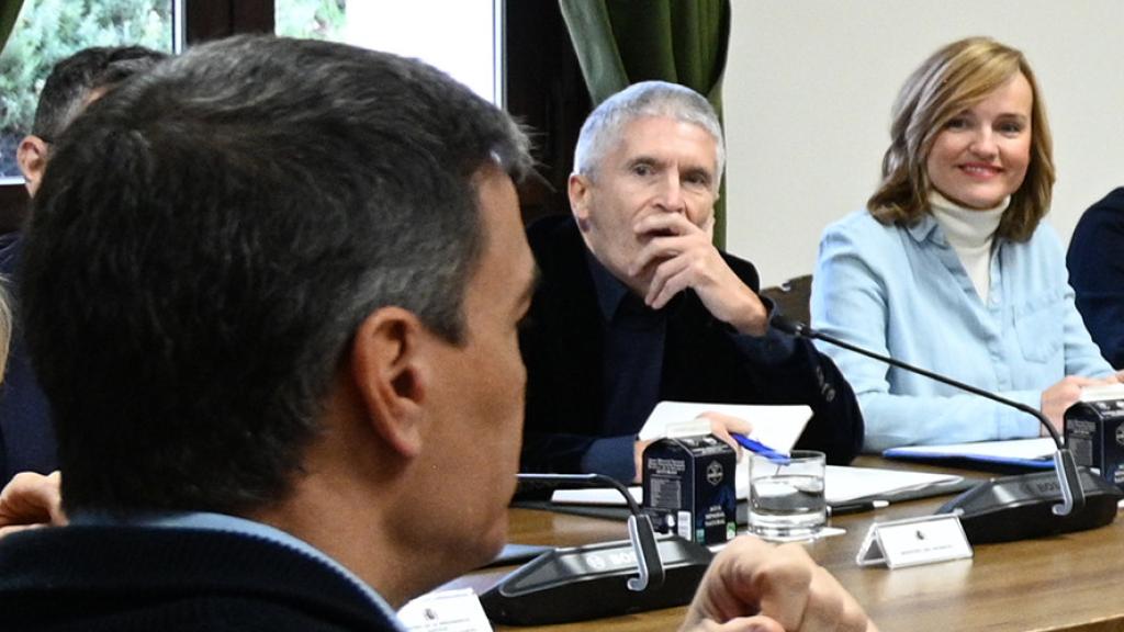 La ministra de Educación, Pilar Alegría, mira a Pedro Sánchez durante la reunión del Gobierno en Quintos de Mora, este sábado.