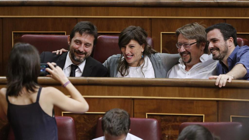 Julio de 2016. Irene Montero fotografía a Rafa Mayoral, Yolanda Díaz, Xavier Domènech y Alberto Garzón. En la hilera de abajo, Pablo Iglesias e Íñigo Errejón.