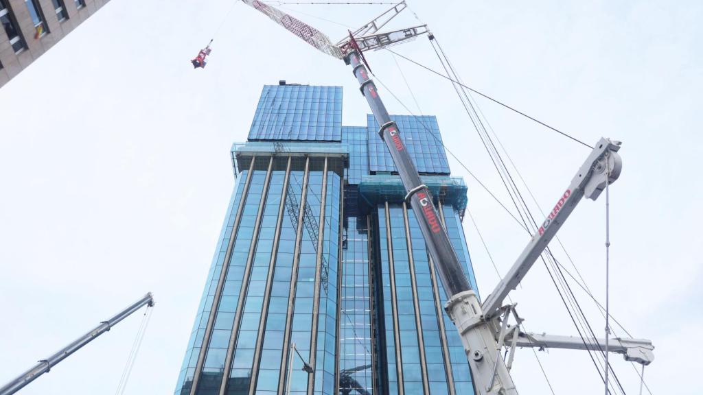 Un camión-grúa trabaja durante el corte al tráfico rodado, en la calle Génova de Madrid.