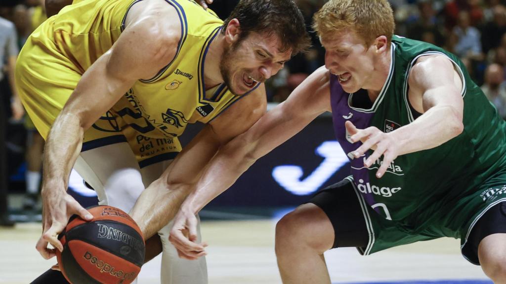 Alberto Díaz pelea un balón con Ethan Happ durante el Unicaja de Málaga vs. Gran Canaria.