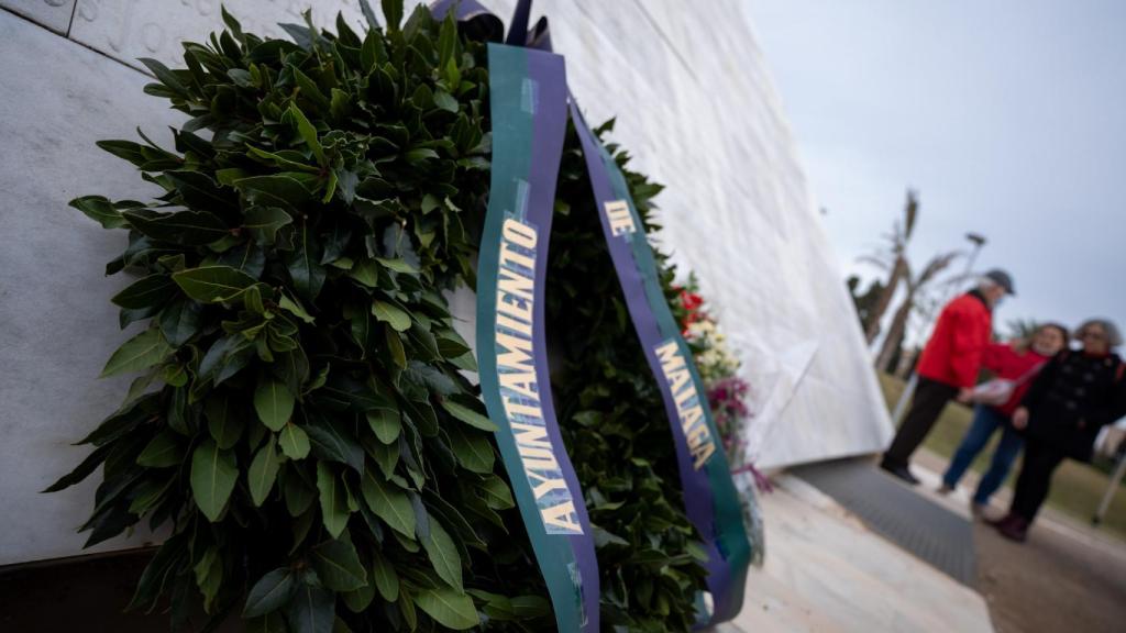 Una corona junto a la pirámide del parque de San Rafael.