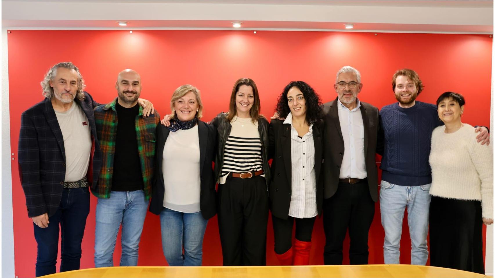 Paula Alvarellos y Lara Méndez en el centro junto al resto de ediles