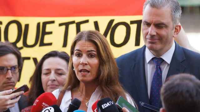 Javier Ortega Smith atiende a los medios de comunicación frente al Tribunal Constitucional, junto a Carla Toscano, el pasado 12 de abril de 2023.
