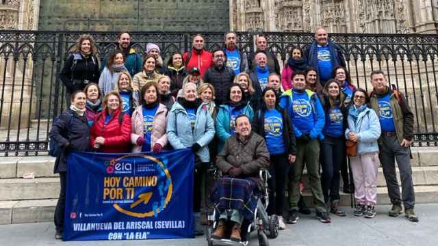 Un grupo de peregrinos de Villanueva del Ariscal inicia el Camino de Santiago desde la Catedral de Sevilla para luchar contra la ELA.